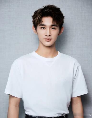 男演员荣梓杉被曝光和一名混血女生约会。两人在角落中交流，荣梓杉还随手抽了几口电子