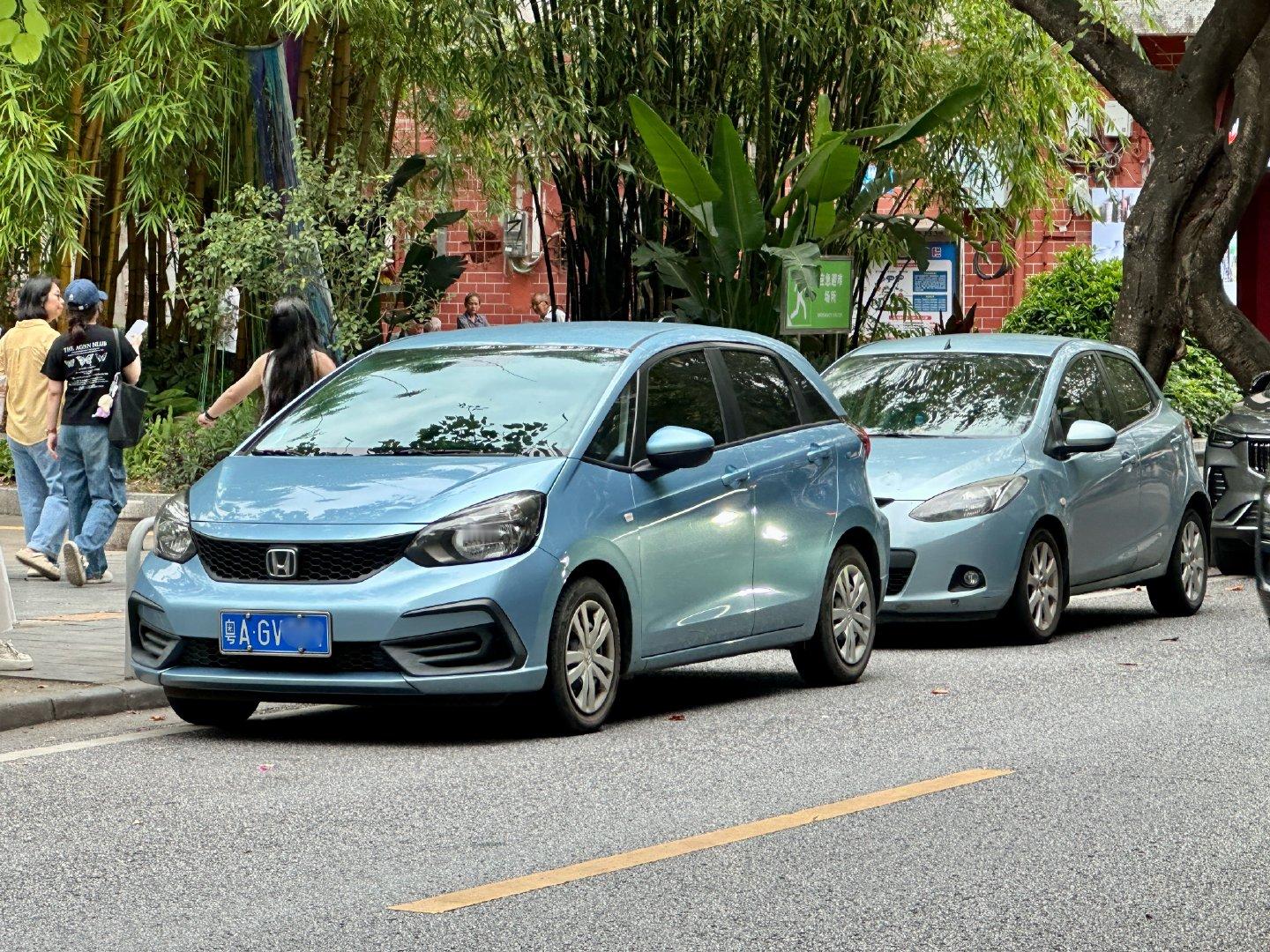 我市日常 本来在拍飞度和马自达2两台浅蓝色小车，结果又来一台标致308，凑成了三