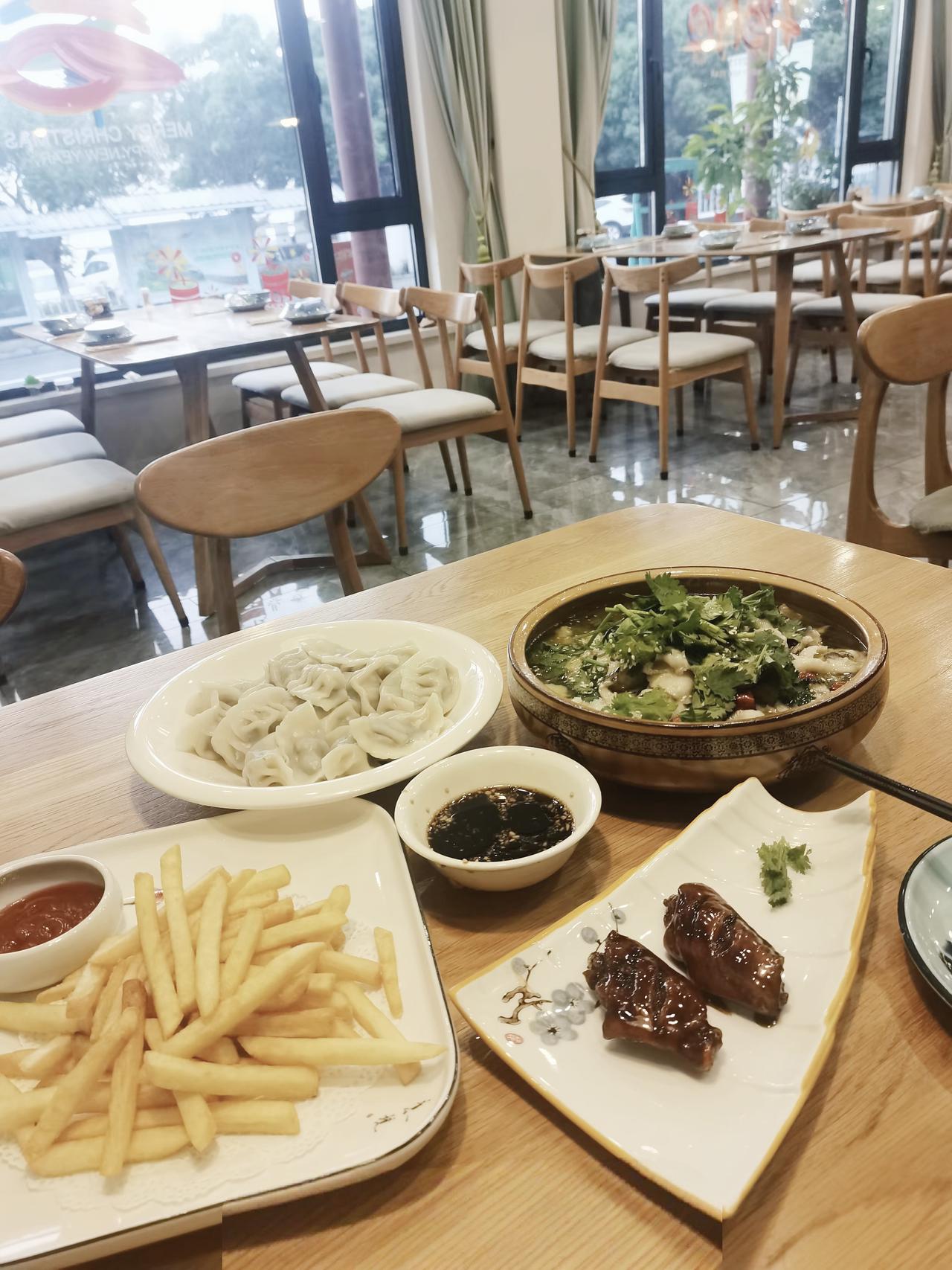 人间烟火气，最抚凡人心，除了吃饭，没什么事是天大的事，一口美食，治愈所有疲惫，胃