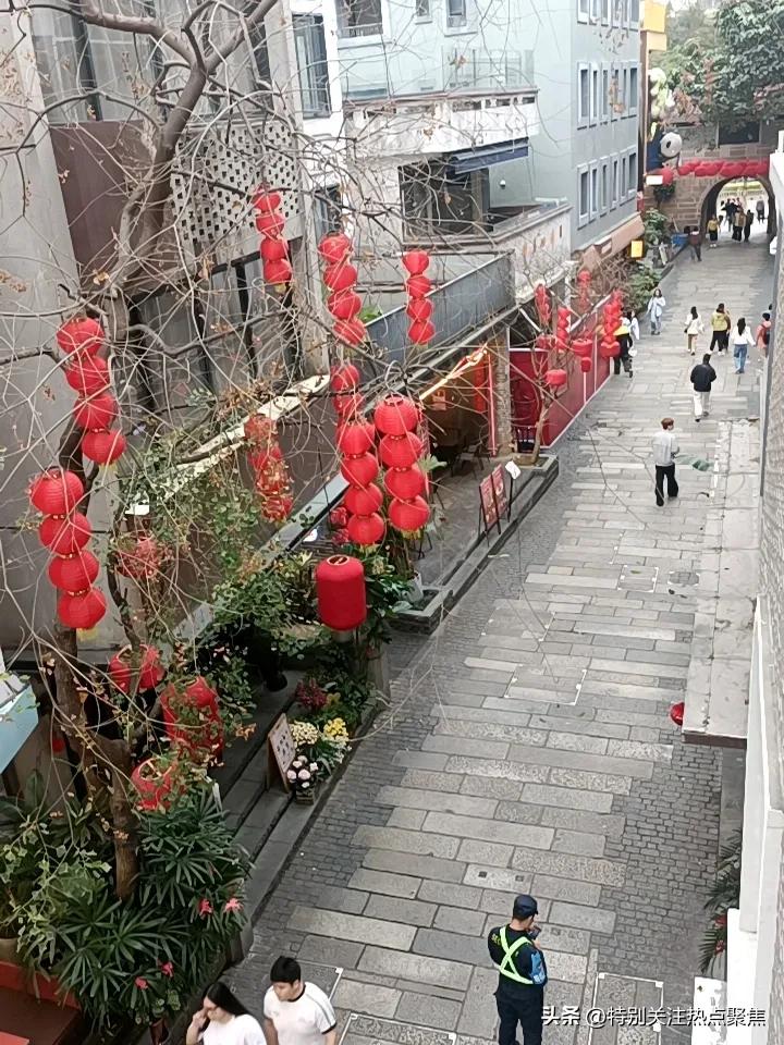 今日正值元宵节，气温稍有下降。通常而言，人们觉得春节是从初一持续至十五，节日氛围