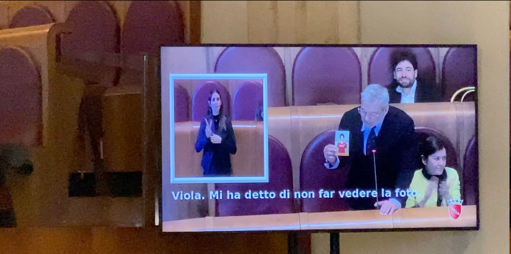 在今天的罗马市议会会议上有一个动情时刻，退役的前罗马球员、现民主党议员Ubald