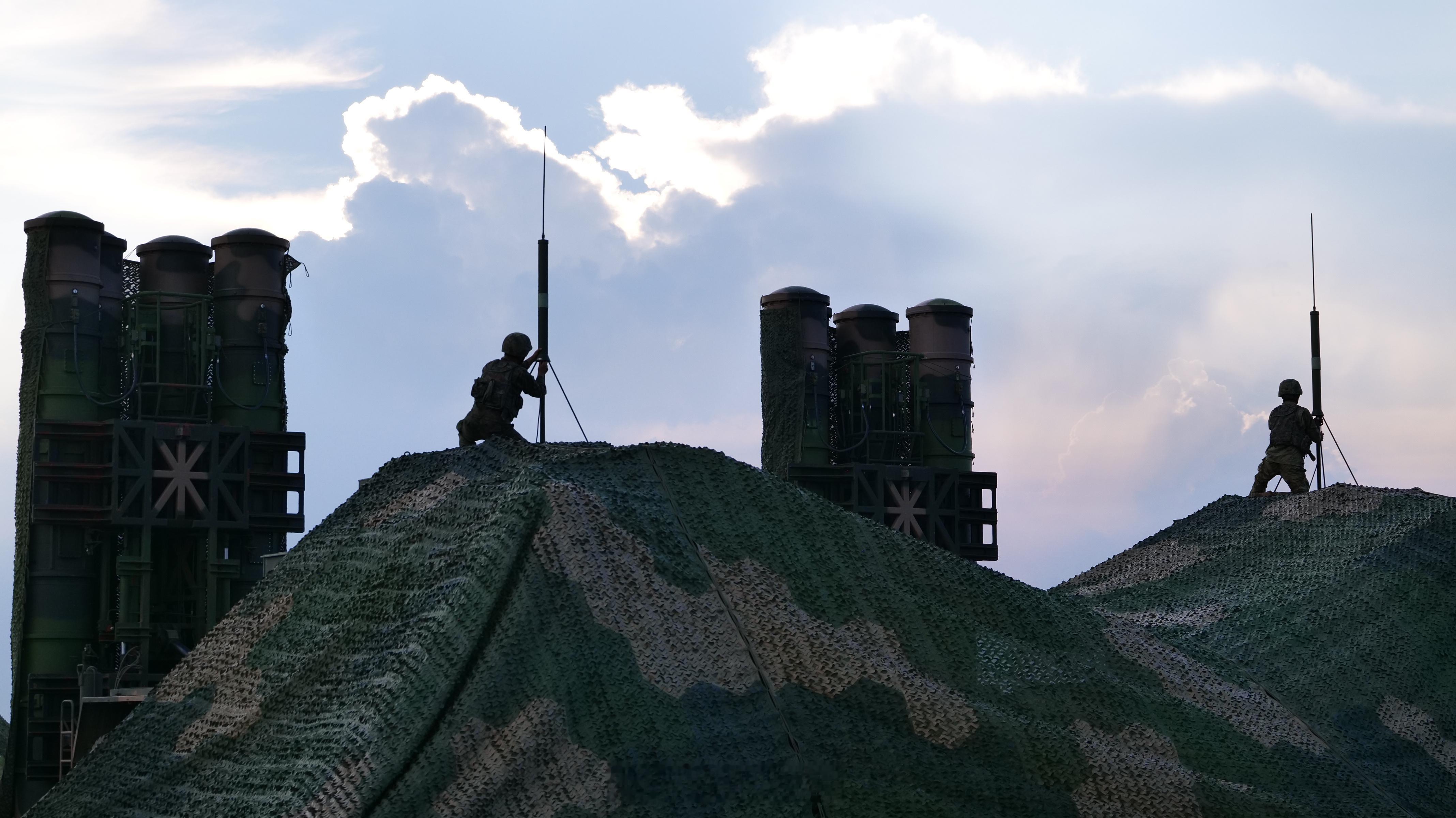 【直击南部战区空军野外驻训现场】近日，南部战区空军某部砺兵野外，官兵们在实战实训