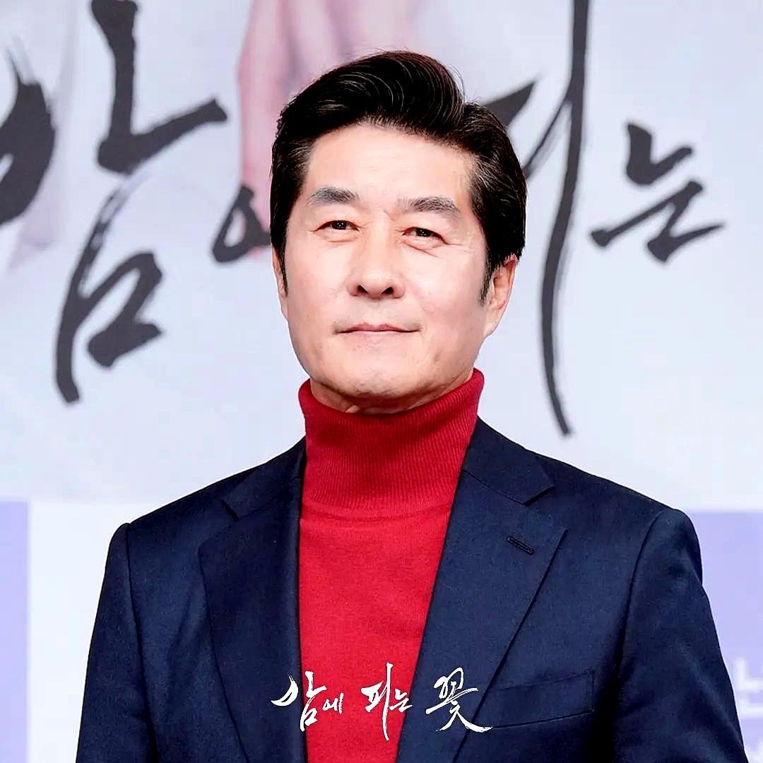 很多人只看到金相中在荧幕上的稳重，却不知道，他的婚姻也曾经历过一段遗憾。
199
