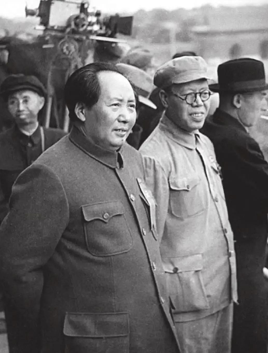 开国大典，毛主席在天安门城楼上，右二为李立三。