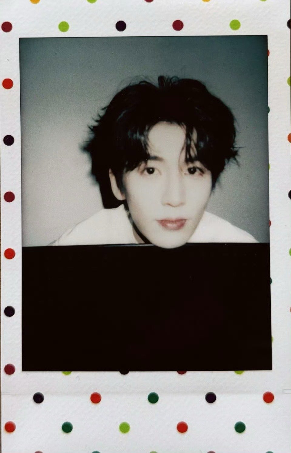 张凌赫平安夜拍立得 张凌赫平安夜晒拍立得，帅到犯规！ 