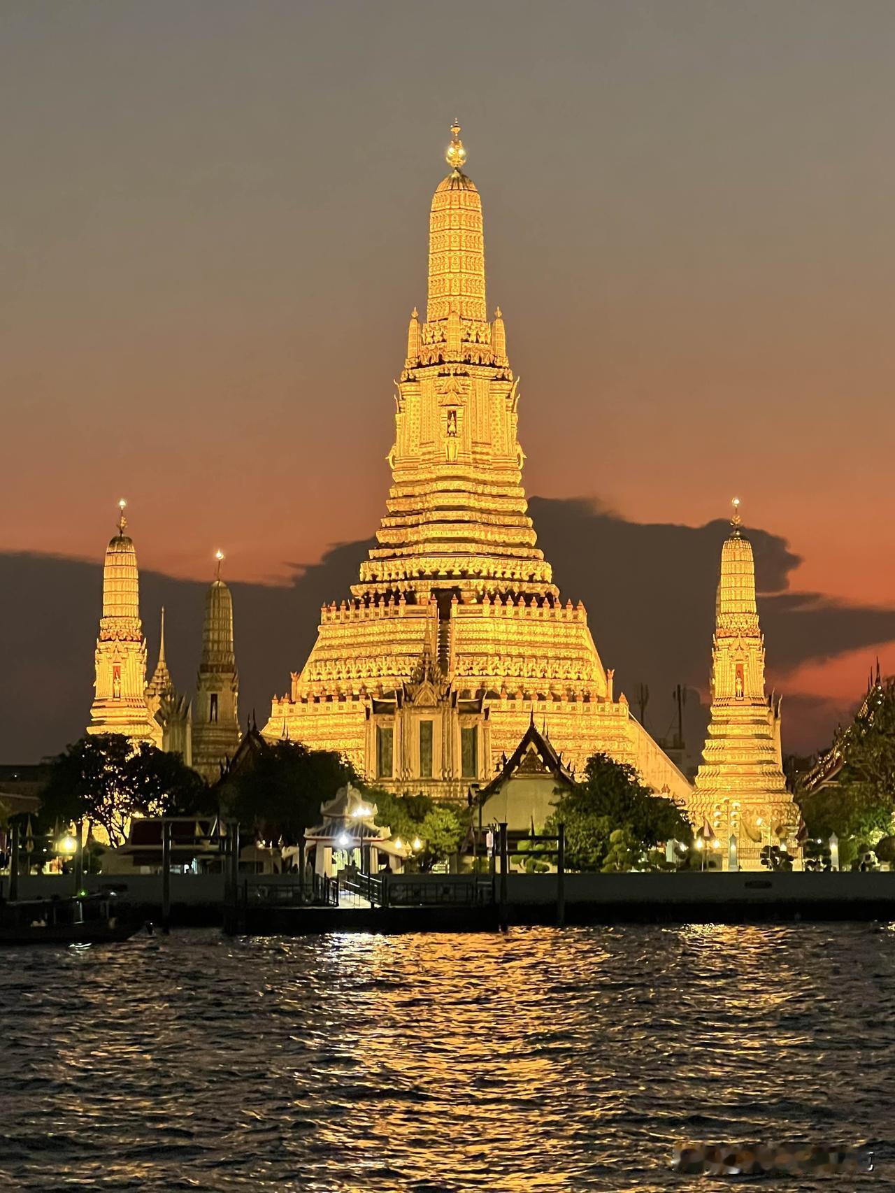 今天一个很熟的朋友提出来要跟我一起搭伴去旅行，真叫我挺为难的，直接拒绝吧有点不好