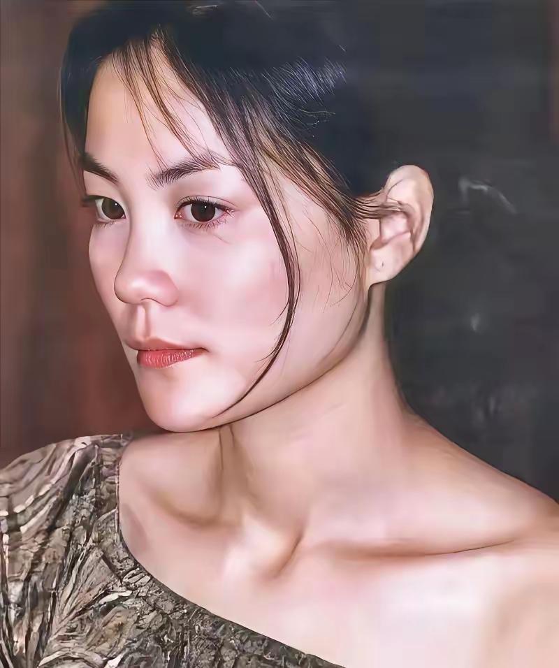刷到谢贤离世的消息后，我一直好奇王菲会不会现身追悼现场，随口和婆婆聊起这件事，她