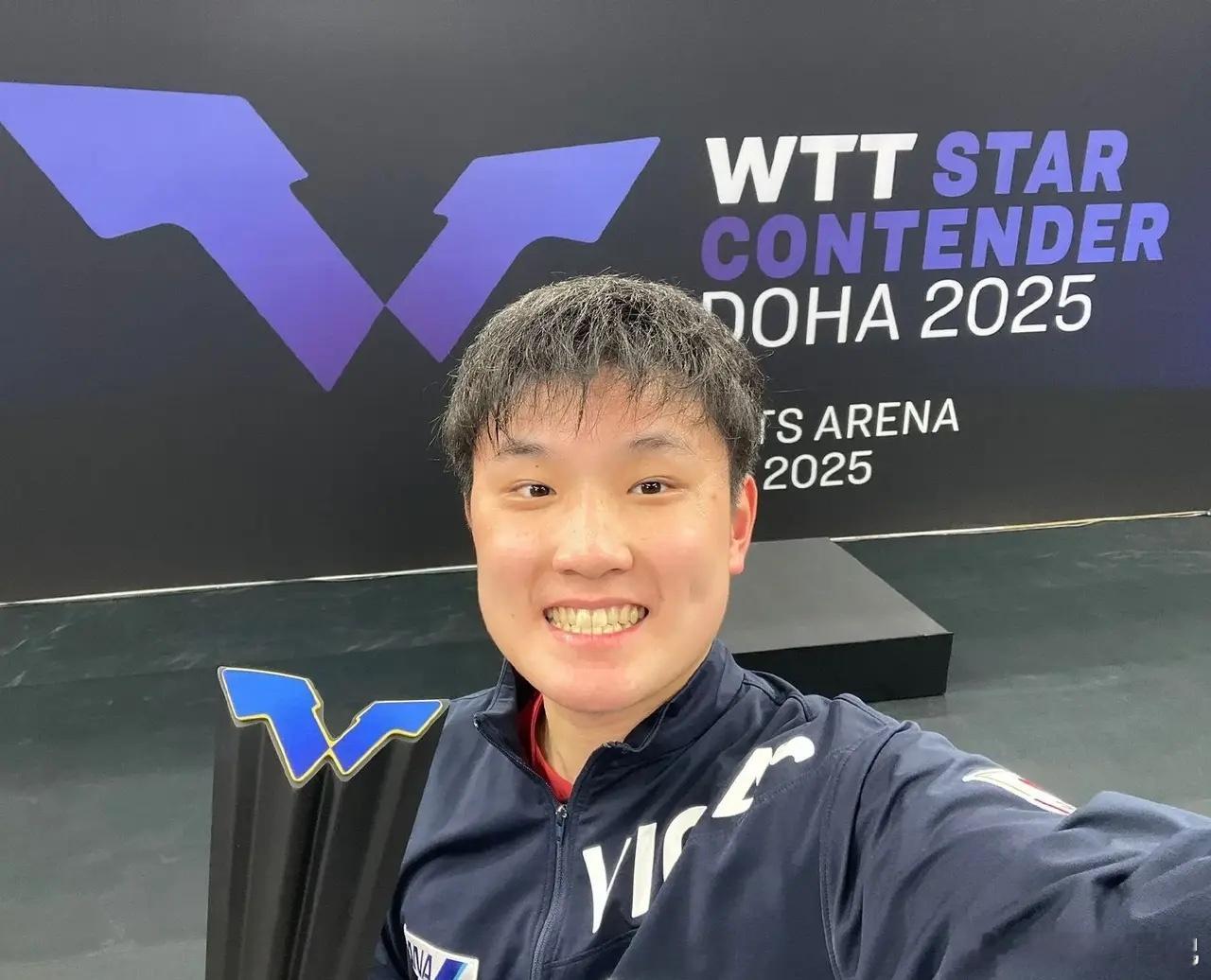 看到张本智和拿到多哈站男单冠军龇牙咧嘴的自拍，2句实话不吐不快！1、实话实说，张