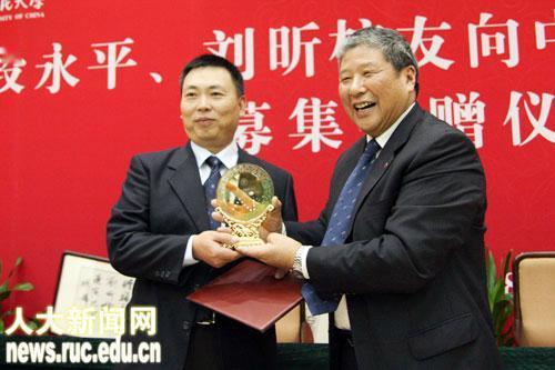 聪明的华人富豪不会赌美国赢，而是不忘桑梓，为国内发展添砖加瓦。

北师大11月1