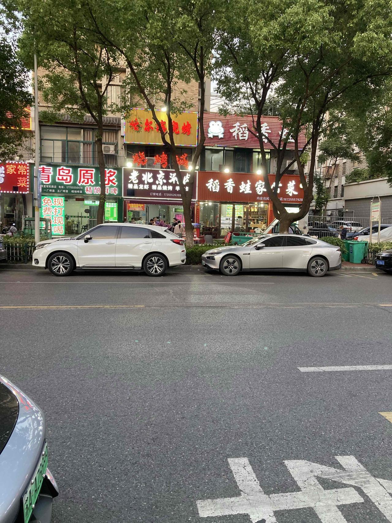 大概在22年11月，在外面租房子，有一天在这里，稻香蛙，一个人进去点了一份炒菜。