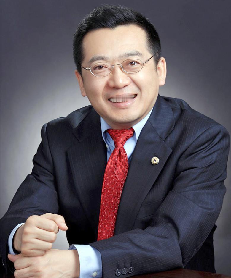 2010年，我国留美博士潘锦功决定启程回国。机场上，他无意中发现有几个壮汉在偷偷