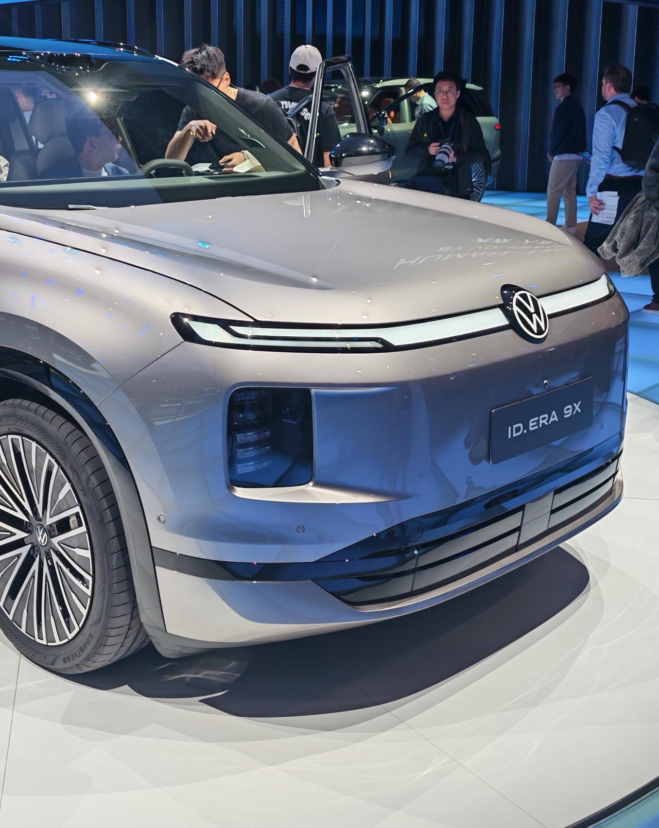 AURA T6其实直接把ERA 9X的设计套过去多好。车身后半部的设计直接套用。