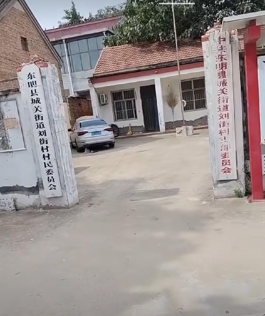 东明县城关街道刘街
刘街有刘、单、韩、孙、张、金、梁7姓，共193户，932人。