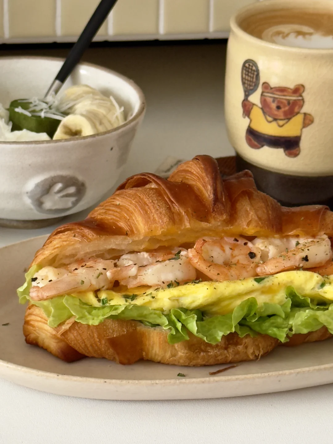 今日早餐｜芝士小葱滑蛋鲜虾可颂三明治🥐