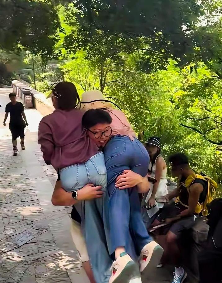 谁能猜出来，
哪个是老婆，
哪个是小姨子？