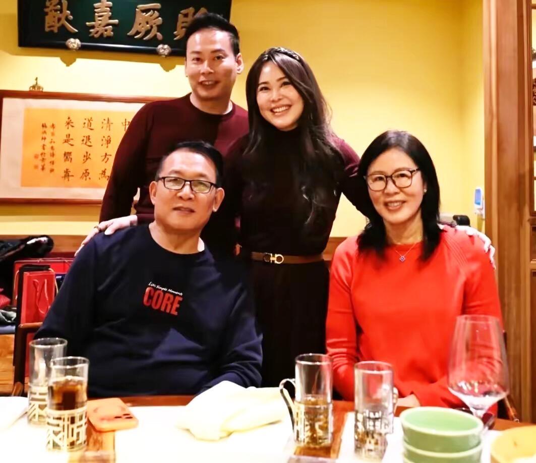 65岁的郎平退休之后的生活很悠闲，跟丈夫、女儿的合影幸福温馨。60多岁了她的头发