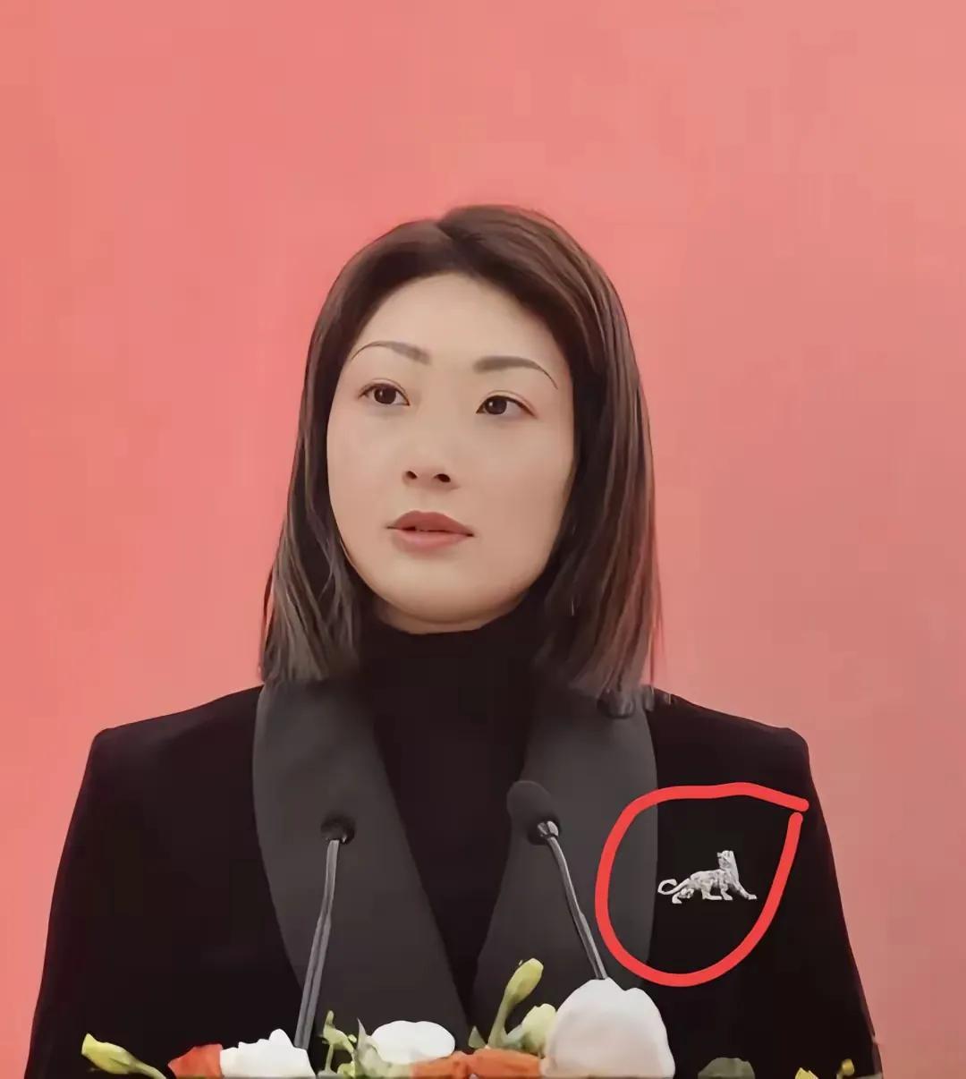 宗馥莉那点心思，早写在脸上了。

148万的卡地亚豹子胸针别在身上，跟她想收娃哈