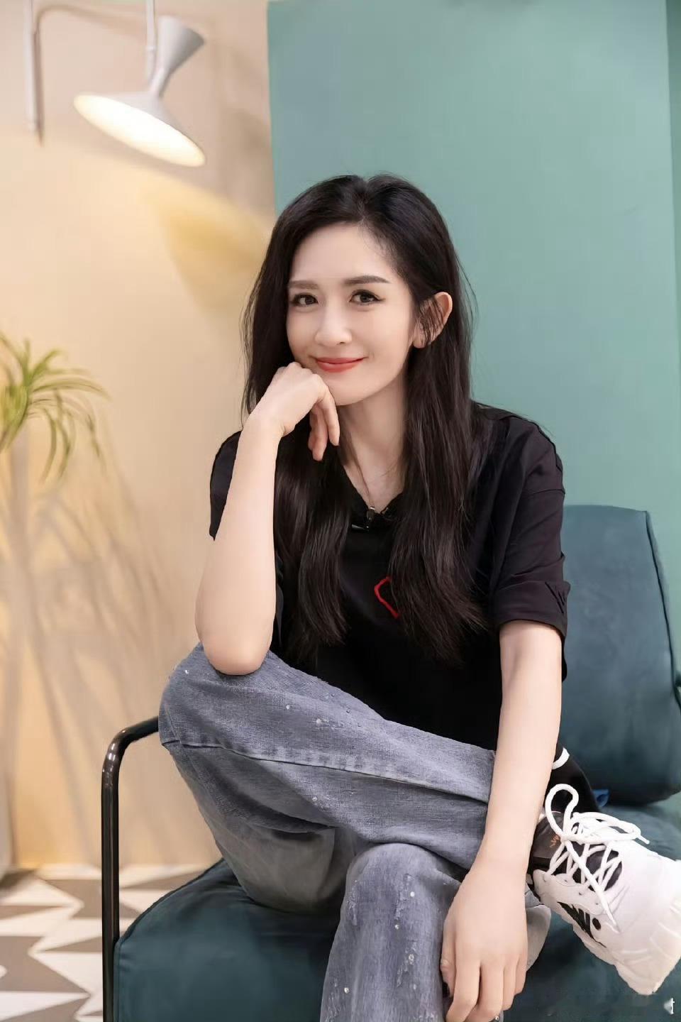 谢娜黄灿灿差点一起摔了乘风2026上次一公踩裙，俩人还凑一块儿唠着缝裙子，超有爱