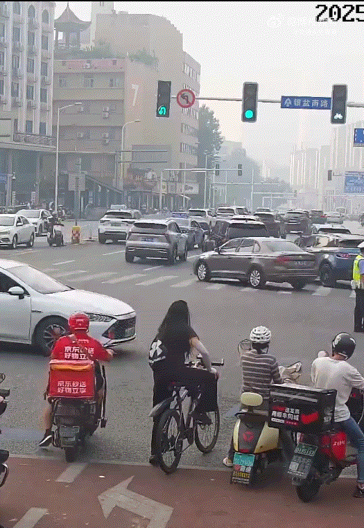 交警想的是如何让此类事件不再发生，以后共享电动车，只能坐一个人了！出事的原因就是