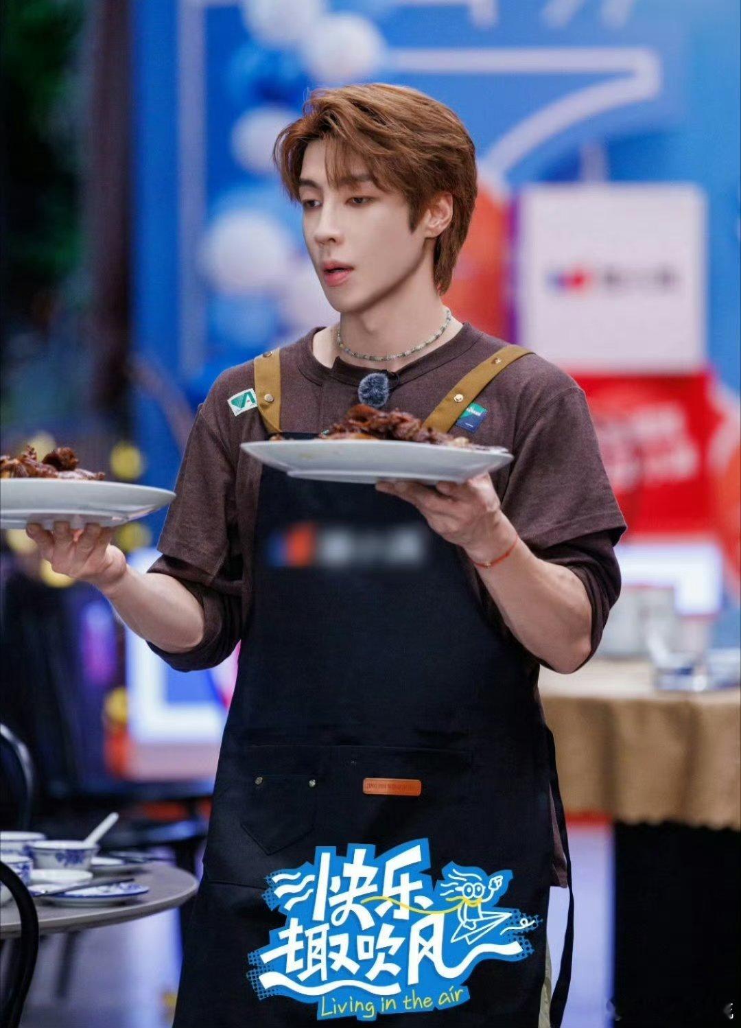 别人扫腿舞快乐趣吹风抹地舞快乐趣吹风 三组表演风格迥异，却都一样上头。有人跳出了