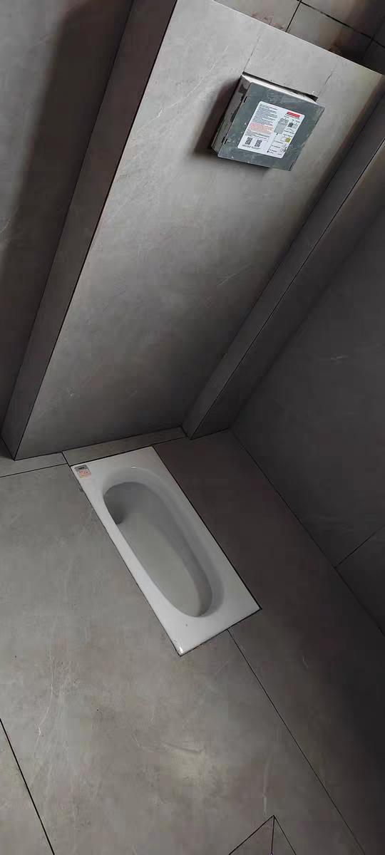 隐藏水箱的安装方法。切记，隐藏水箱外要挂钢丝网，才能贴墙砖。装修设计