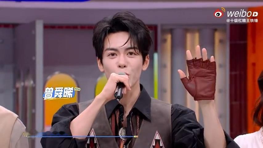 曾舜晞上来第一件事是说本名你好星期六谁被曾舜晞的自我介绍笑到！刚上场就严格遵守新