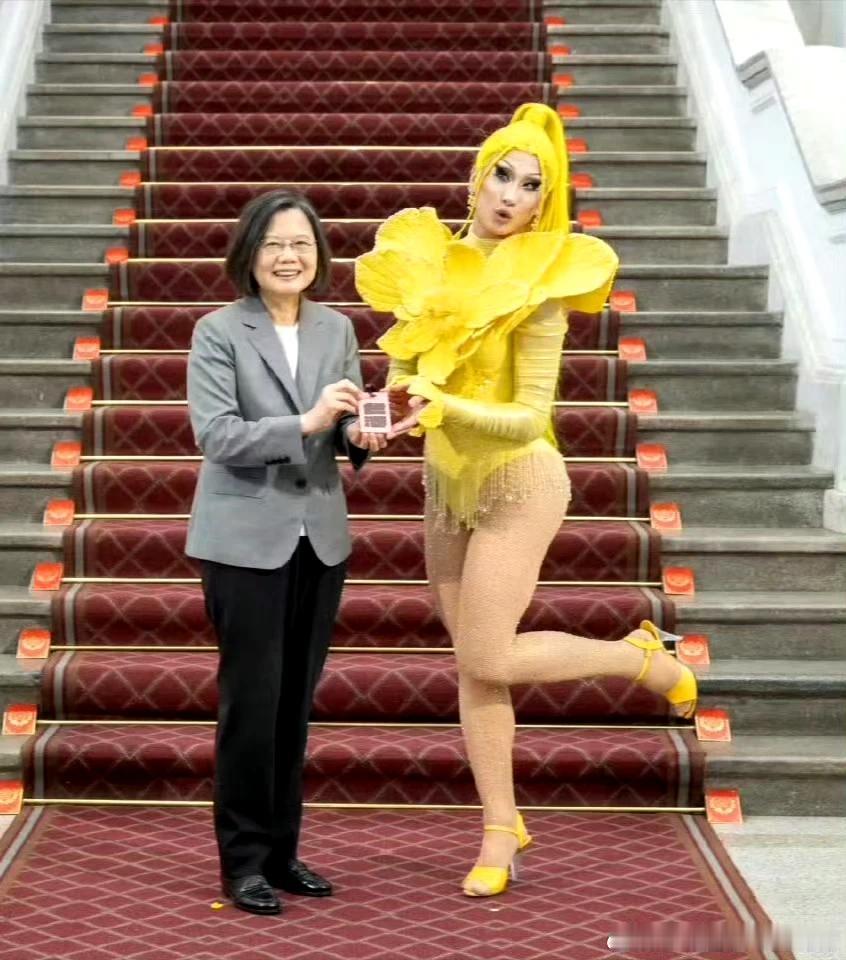 蔡英文本周接见“鲁保罗变装秀”冠军得主妮妃雅等人[抠鼻]
4月，台湾省变性人选美