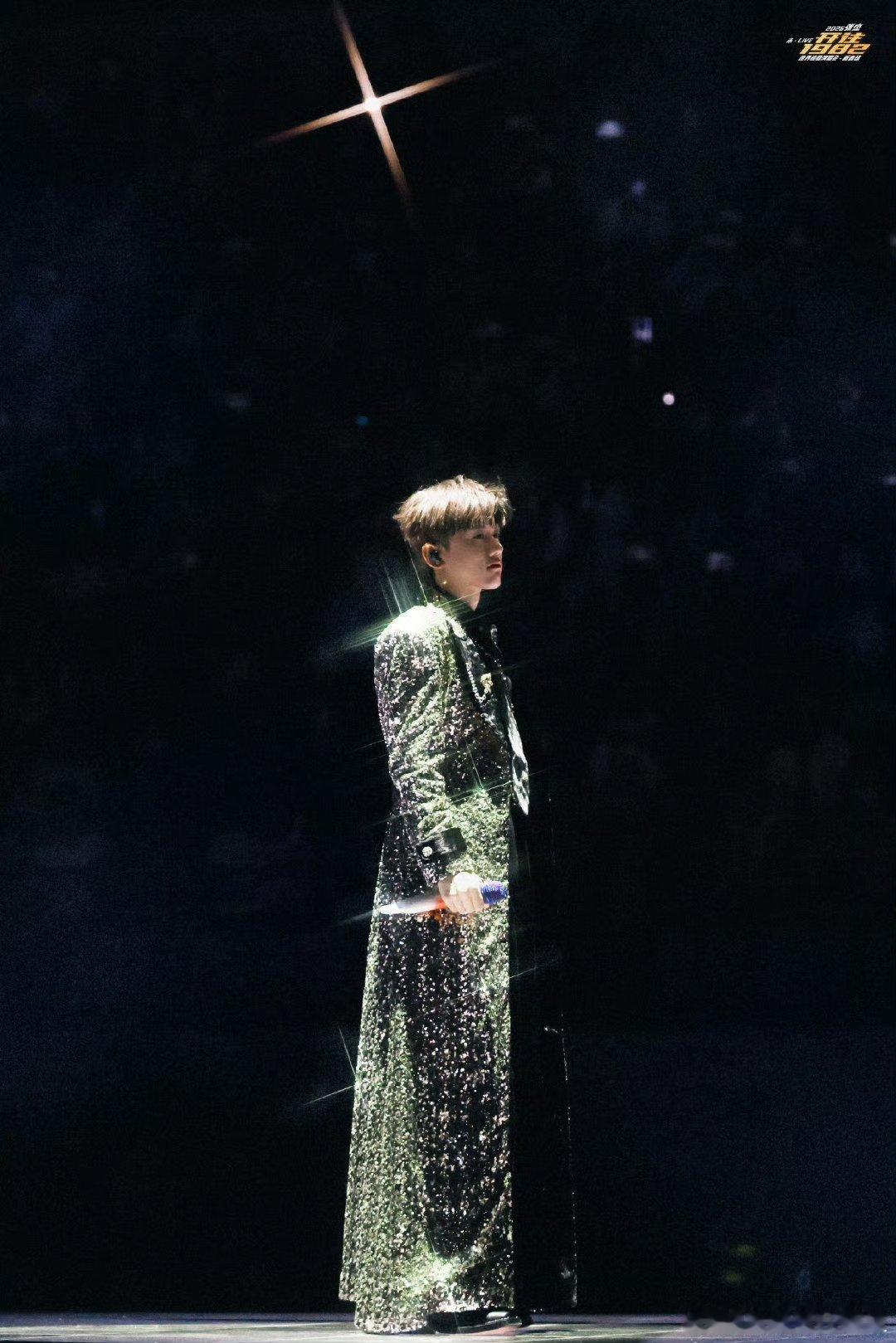 张杰谁懂张杰撩衣服这一下 谁懂啊，张杰这不经意的一撩，氛围感直接拉满，帅炸了 