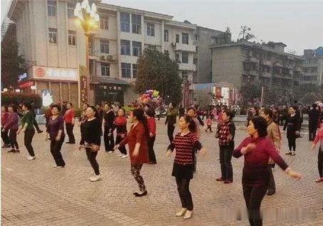 我嫂子今年六十了，连工作都没找过，可她锻炼的热情，那是几十年如一日。每天早晨，她