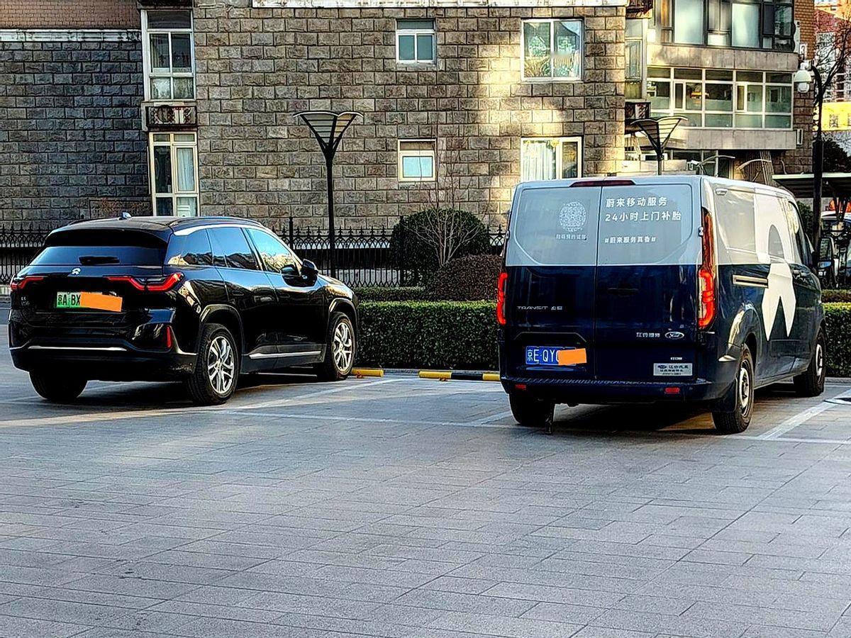 早高峰的地下停车场还冒着雾气，一辆蓝色蔚来停在原地没电，旁边蹲着一辆柴油味浓的福