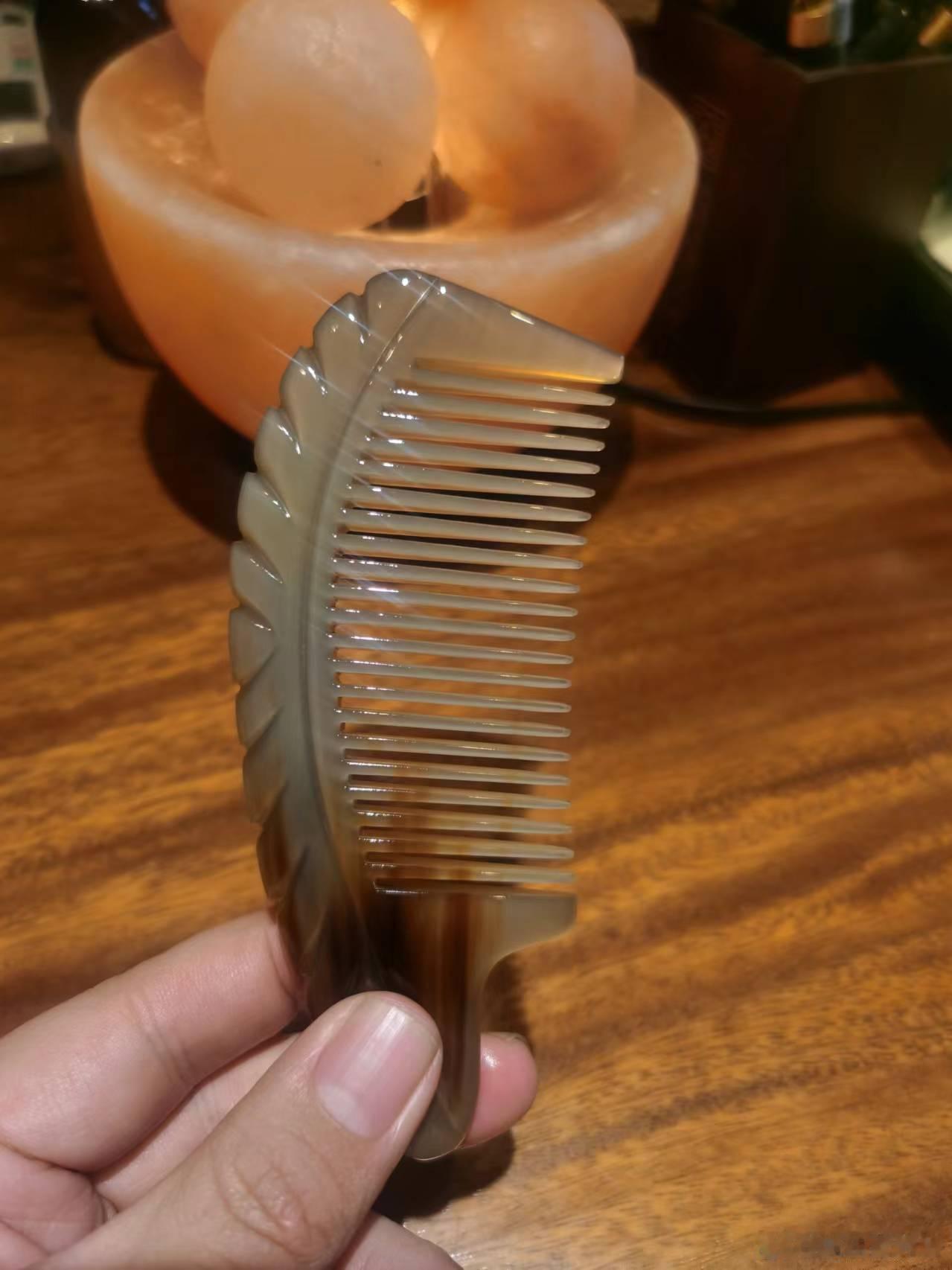 牛角梳梳头我们家的牛角梳一直受到大家的喜爱，但是最近有一些新粉买回去后，希望有没