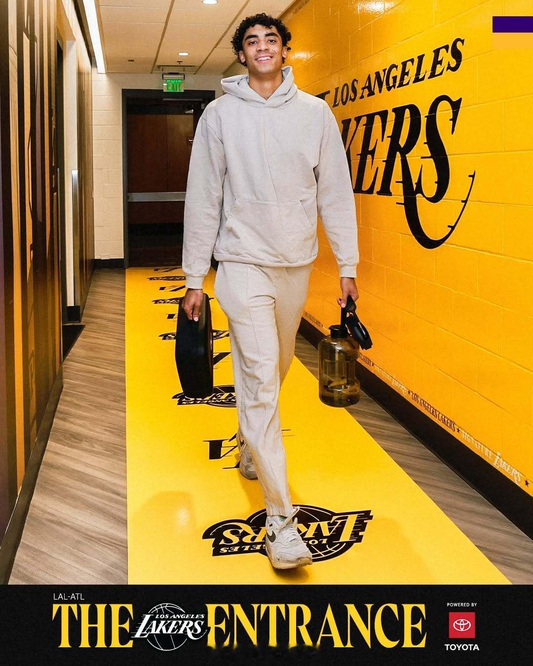 别说，都挺帅的！克里斯蒂你怎么把老詹的杯子给拿了呢？ 