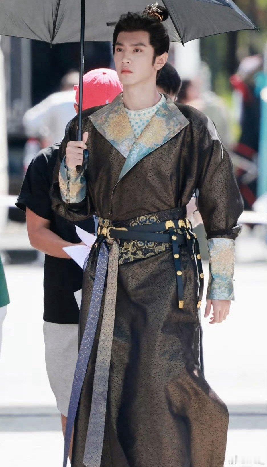 陈哲远这两步贵气感太足了珠光流转间贵气天成，陈哲远撑伞那两步，把“帝王气质藏不住