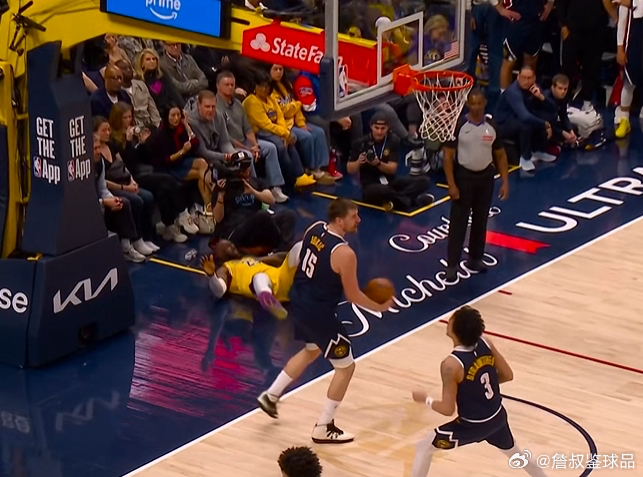 詹姆斯上篮后倒地不慎左胳膊肘顶到摄影师脚 倒地挣扎表情痛苦NBANBA吐槽大会詹