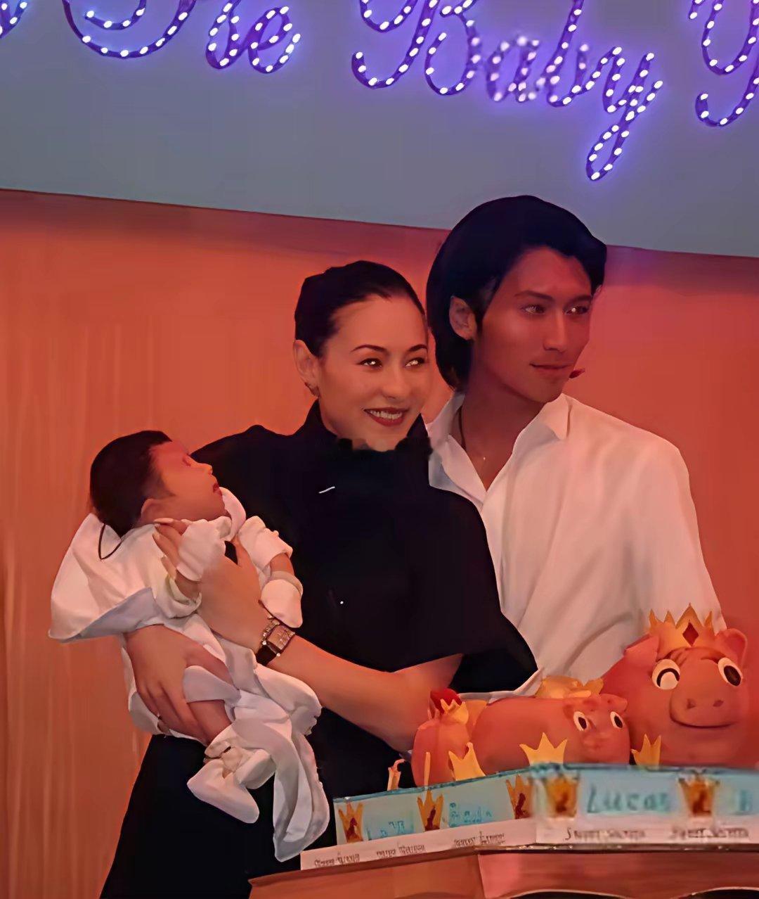 当年锋‏芝⁠﻿给Lu‎c‏a⁠s办满月宴⁠‎95岁的谢老太从温哥华‏大⁠老远⁠‏