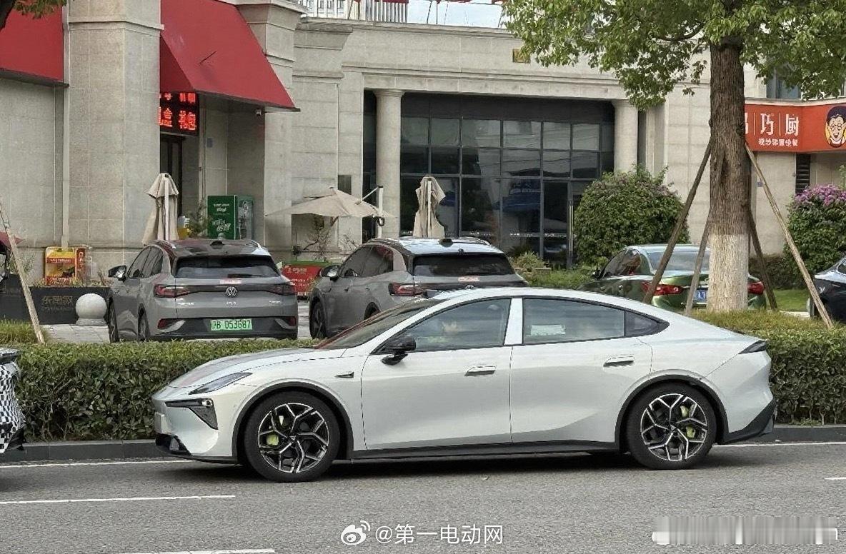 深蓝L06 深蓝L06的实车图，中型轿车预计将于今年第四季度发布增程和纯电两种动