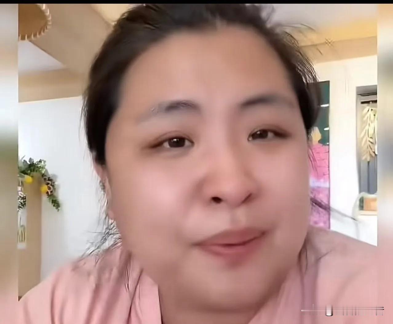 停止一个月不捐，基金会居然打电话质问：“你为什么不继续捐钱了！”
 
女子苦笑着