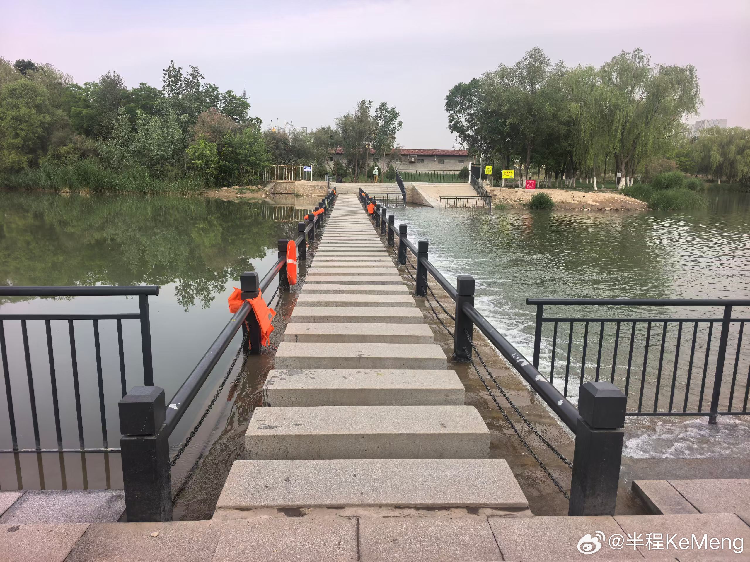在这个社会上，能控制住自己脾气的人，才算真正有能力。忍得住别人忍不了的，才能做得
