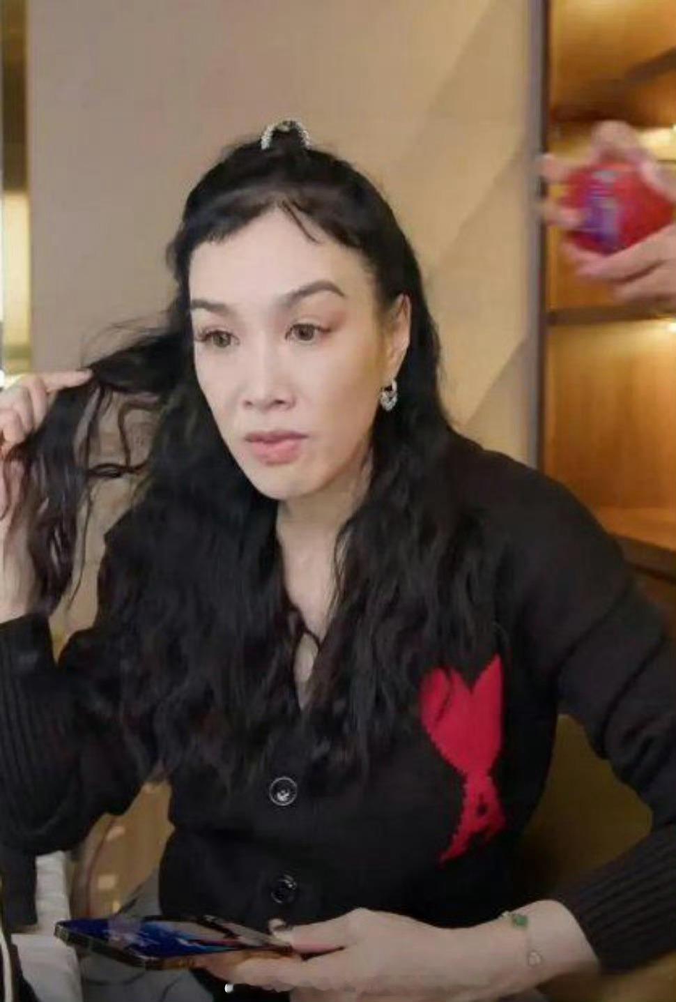 钟丽缇学韩国女团剪的胎毛刘海绝了，已经没有少女的灵动，真的不适合动少女的心思了…