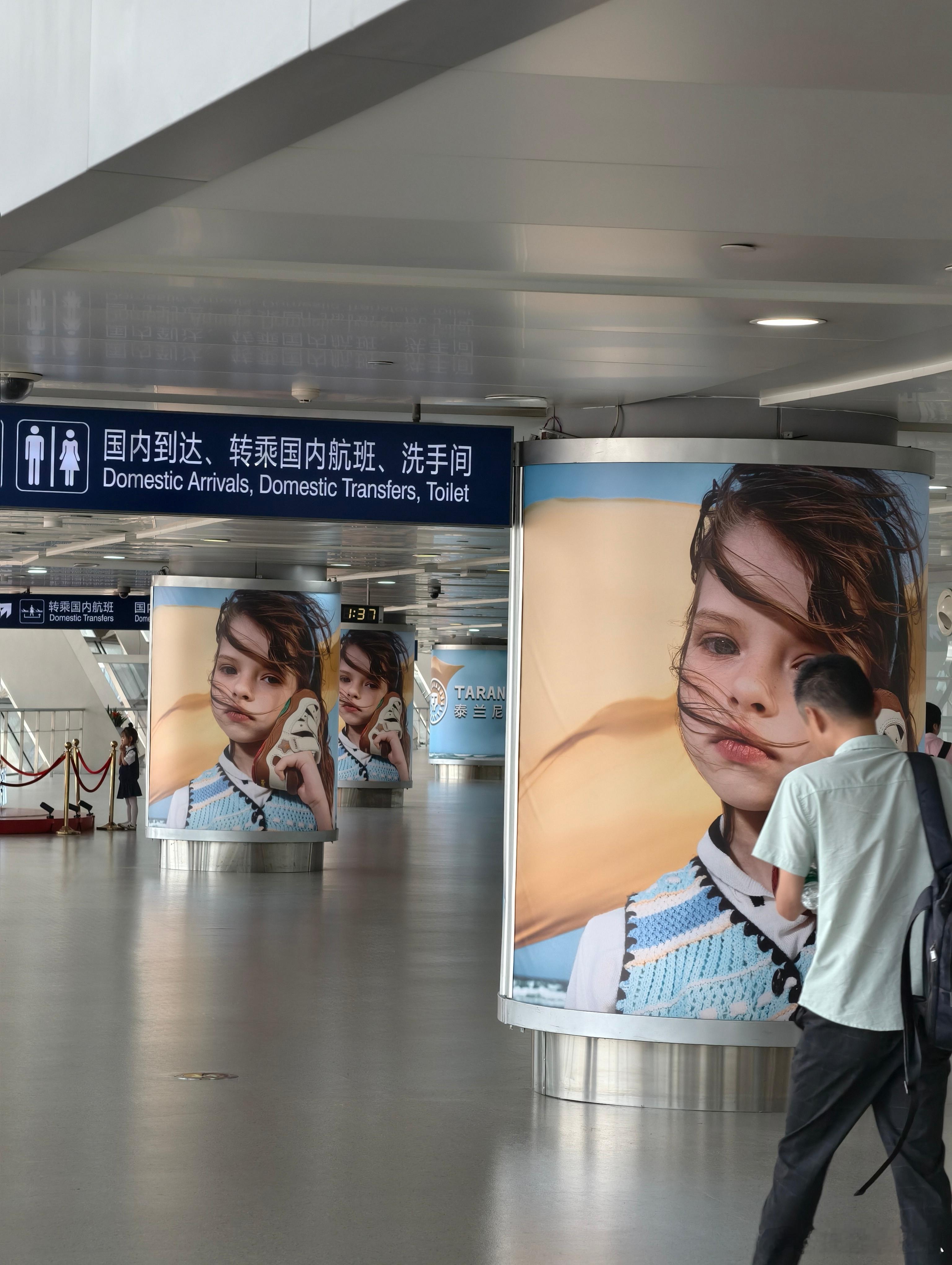 泰兰尼斯代工厂称做一双鞋只赚几块钱我说怎么那么熟悉，似曾相识，原来成本都花在广告
