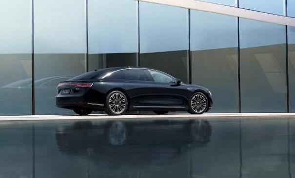 日前，鸿蒙智行享界S9黑色版官图发布。外观方面，新车采用了贯穿式风格的大灯组，内