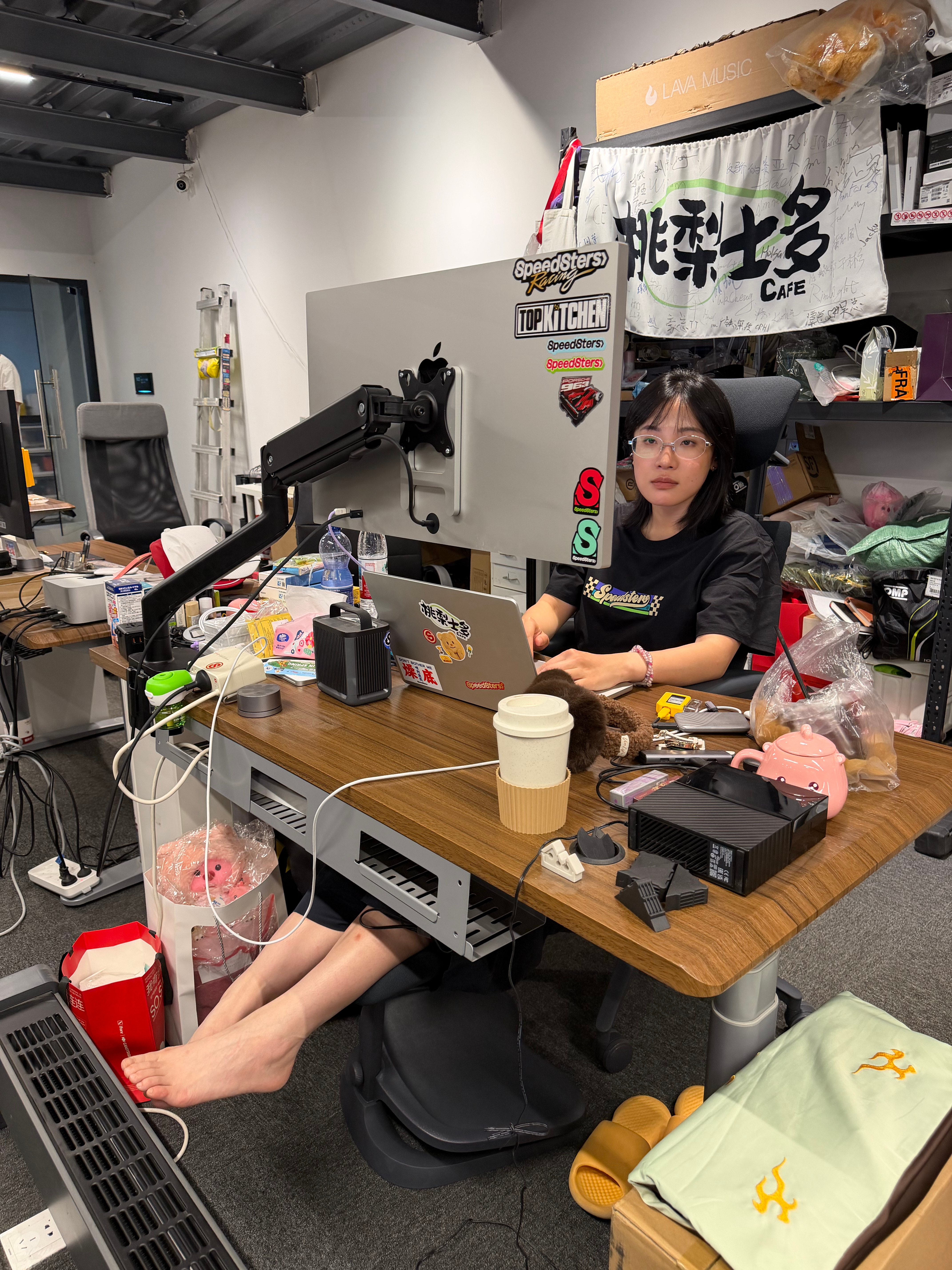 女明星最近自己剪片，点名征用了我的人体工学椅和苹果显示器，感觉是不是要不回来了