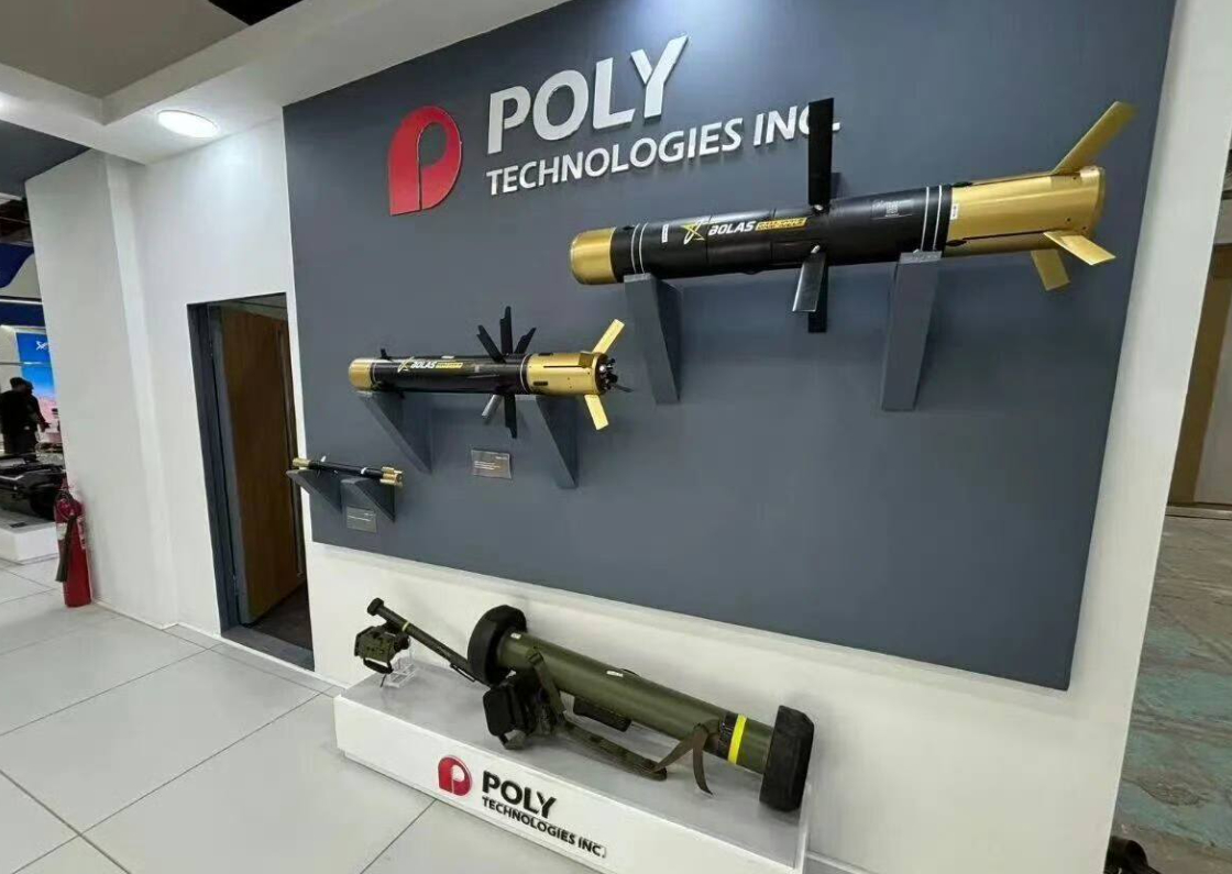 国产QN202微弹与常规反坦克导弹的尺寸直观对比 