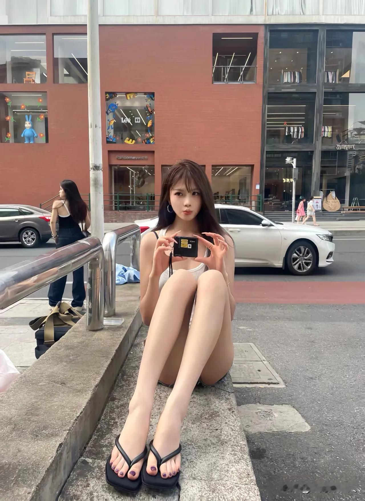 白衣少女倚街角，轻舞风中似仙姿。#分享美少女倩影#
