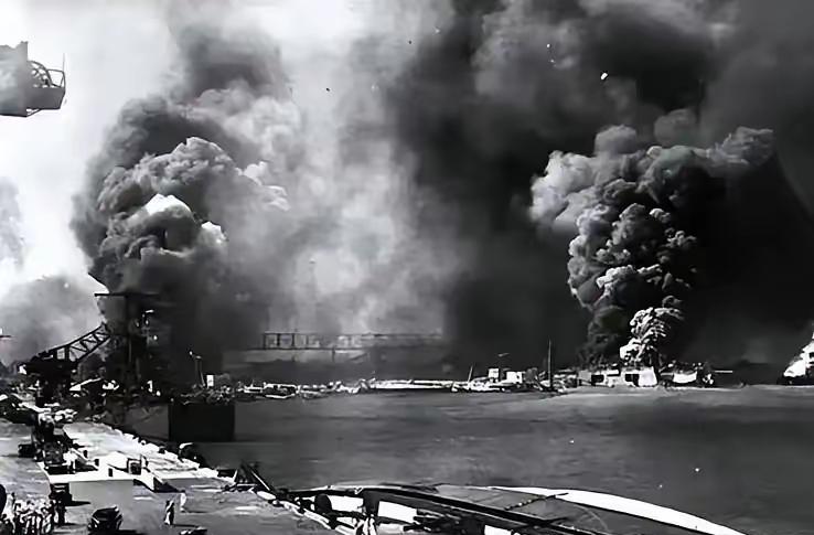 1943年，泰国三万大军入侵云南，93师师长派500敢死队夜袭，一把火烧掉了泰军