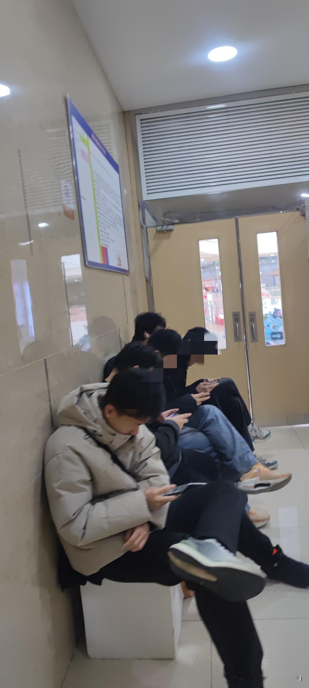 商场休息区的低头族
 
曾经的商场休息区，是歇脚聊天、看人来人往的地方；现在的休