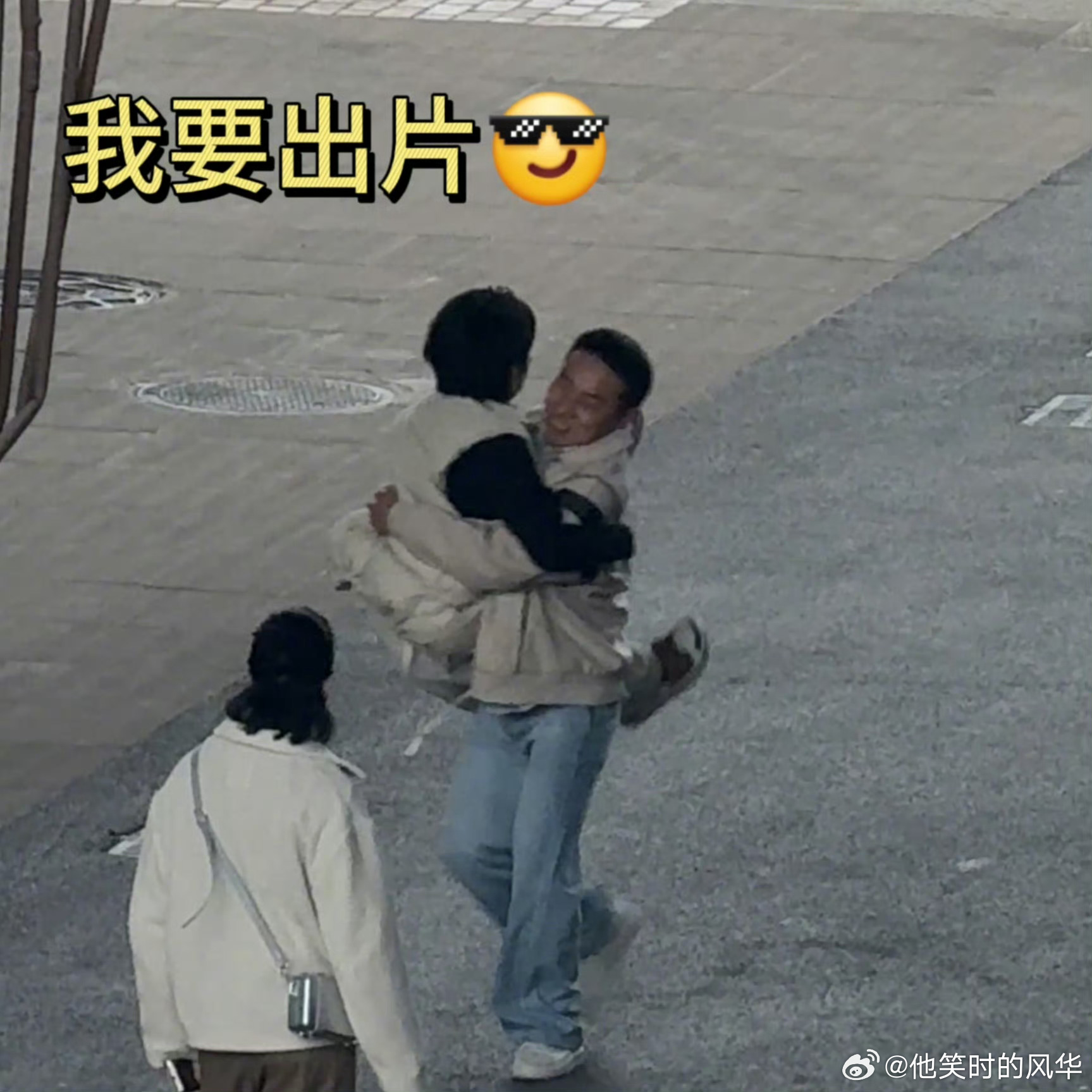 贺峻霖徐志胜拍了重庆机车大片 哇塞！贺峻霖与徐志胜拍机车大片，一个帅气一个搞笑，