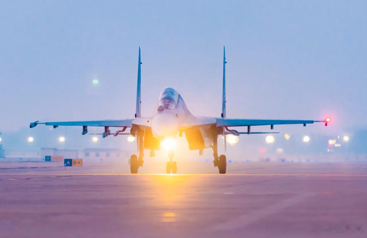 空军航空兵某旅一场下半夜飞行训练拉开帷幕。该旅换装新机以来，坚持实战实训，深度挖