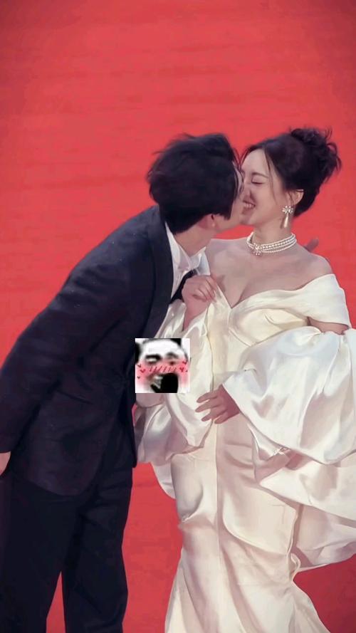 2025年横店影视节微短剧之夜红毯上，短剧演员朱一未与白昕怡以情侣红西装惊艳亮相