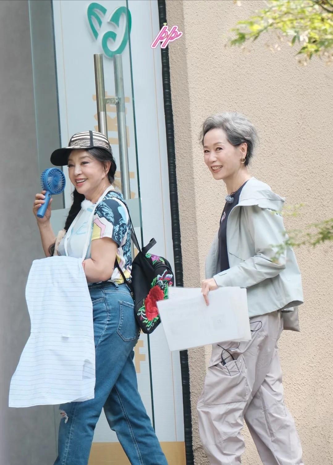 刘晓庆和叶童的这身造型很土

一开始我以为是年龄问题

后来以为是团队问题

详